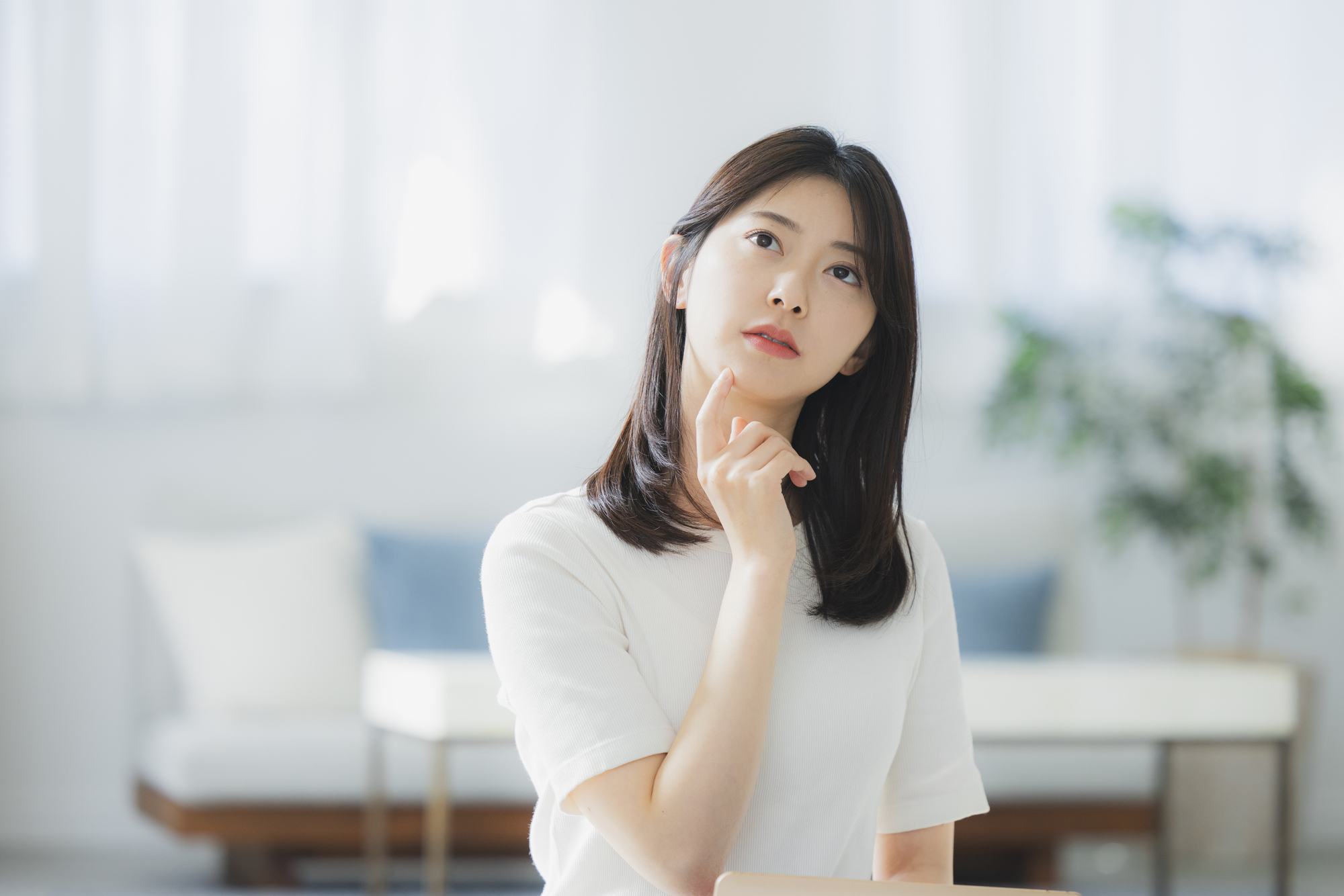 マウスピース矯正で装置が浮くのはなぜか考える女性