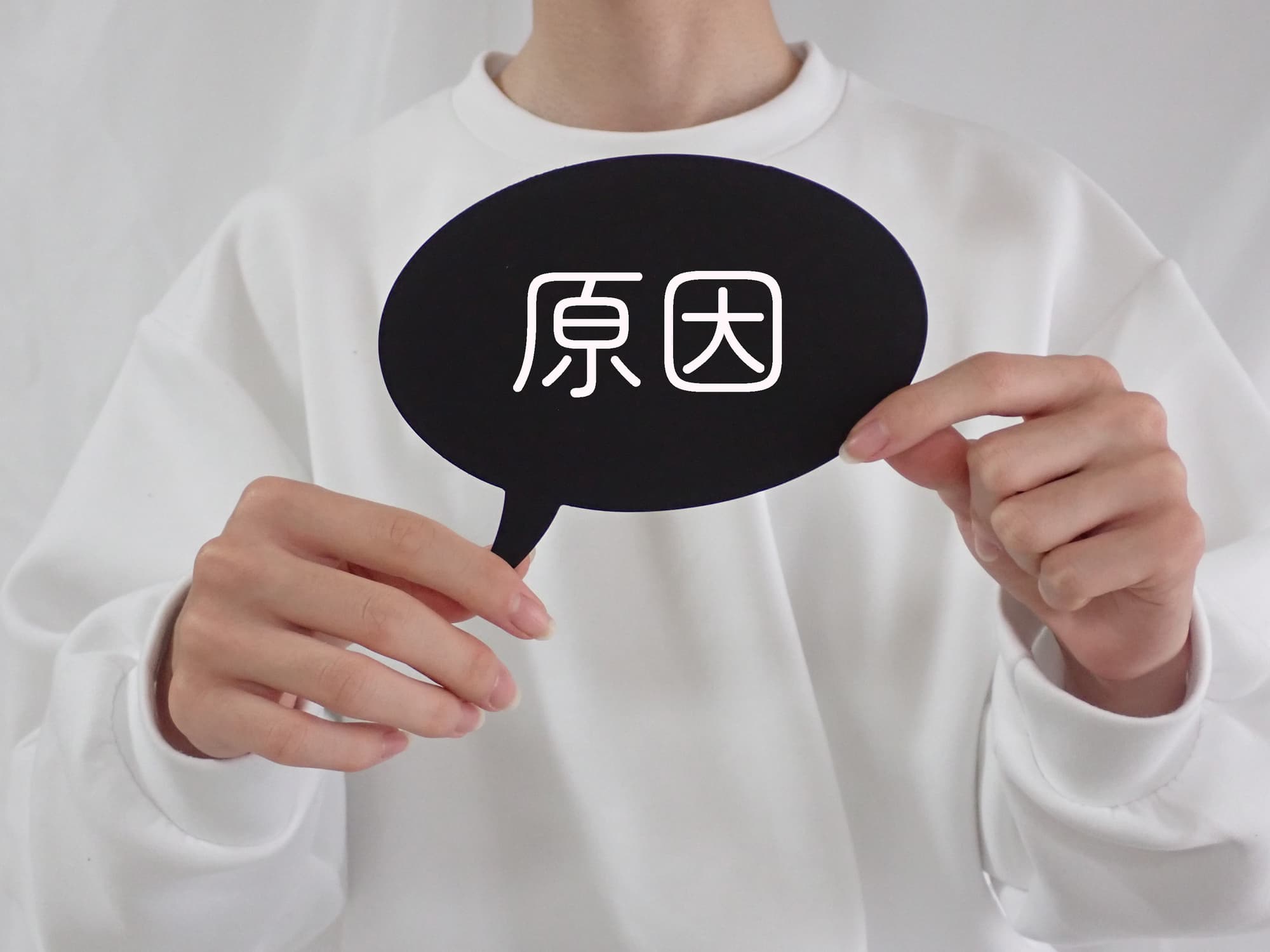 前歯が虫歯になる原因を伝える女性