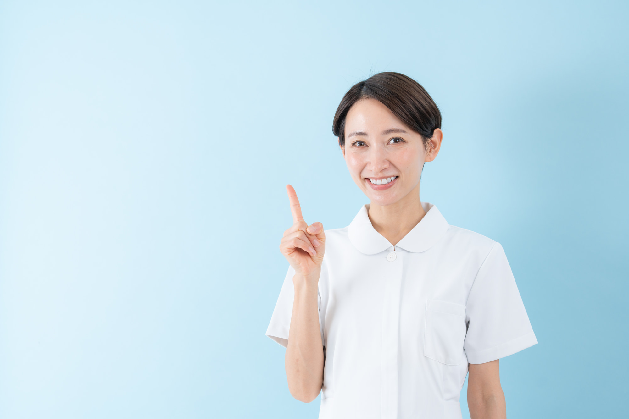 子どものうちからしっかり歯磨きをしたほうがよい理由について説明する歯科医