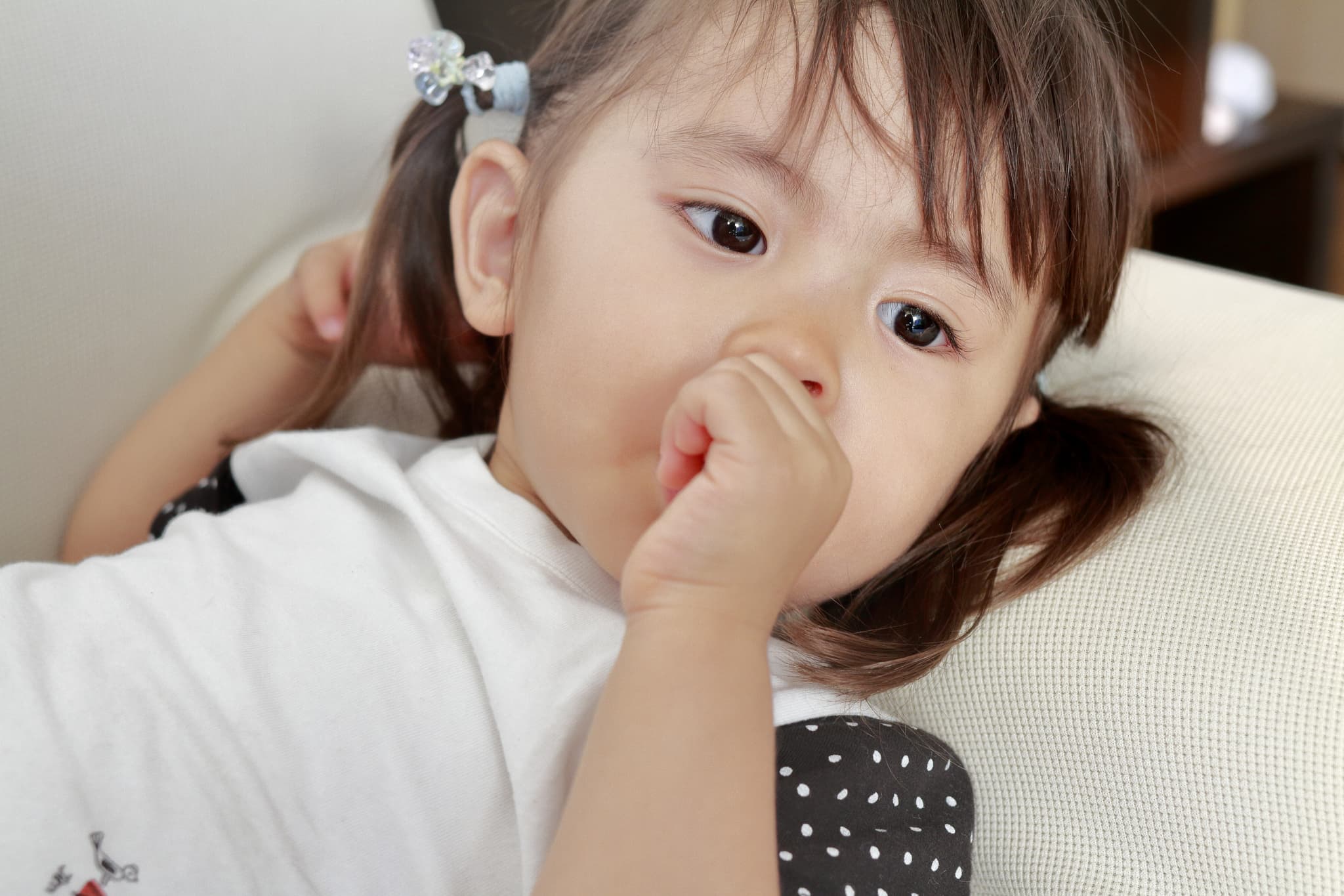 指しゃぶりがやめられない女の子