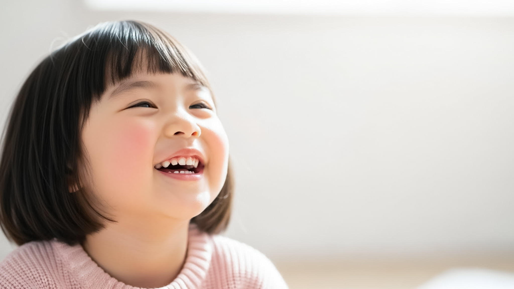 正しい歯磨きで健康な歯をした笑顔の女の子