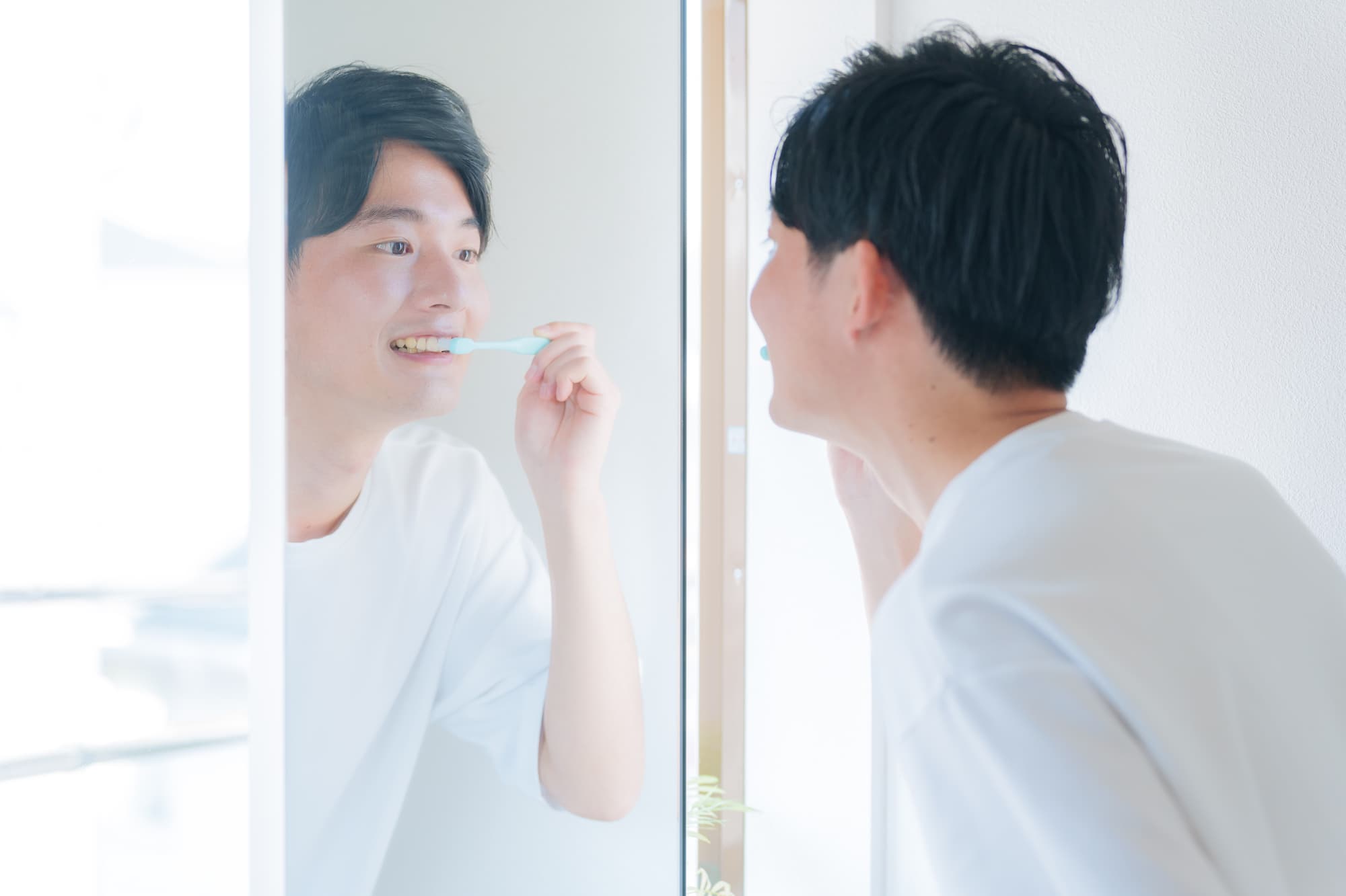 しっかりと歯磨きを行う男性