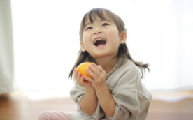 girl with oranges