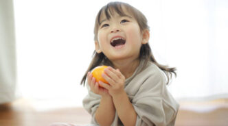girl with oranges