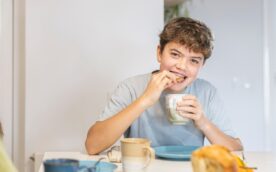食事をしているワイヤー矯正中の子ども