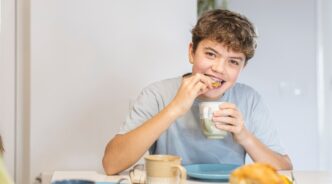 食事をしているワイヤー矯正中の子ども