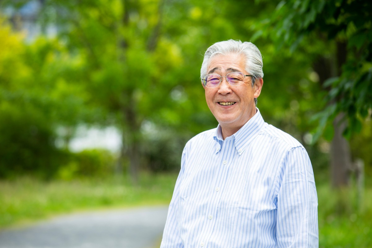 失った奥歯をインプラントにして満足して笑うシニア男性