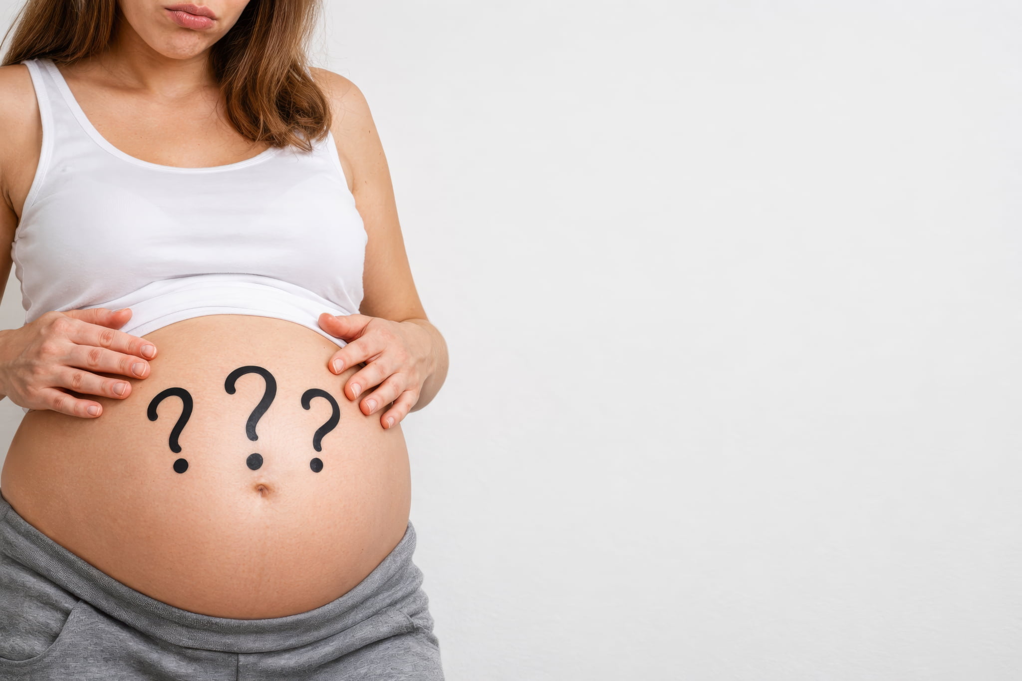 ホワイトニングについて考える妊娠中の女性