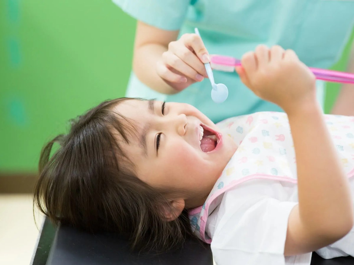 お子さまのむし歯や歯みがきの状態を確認している様子