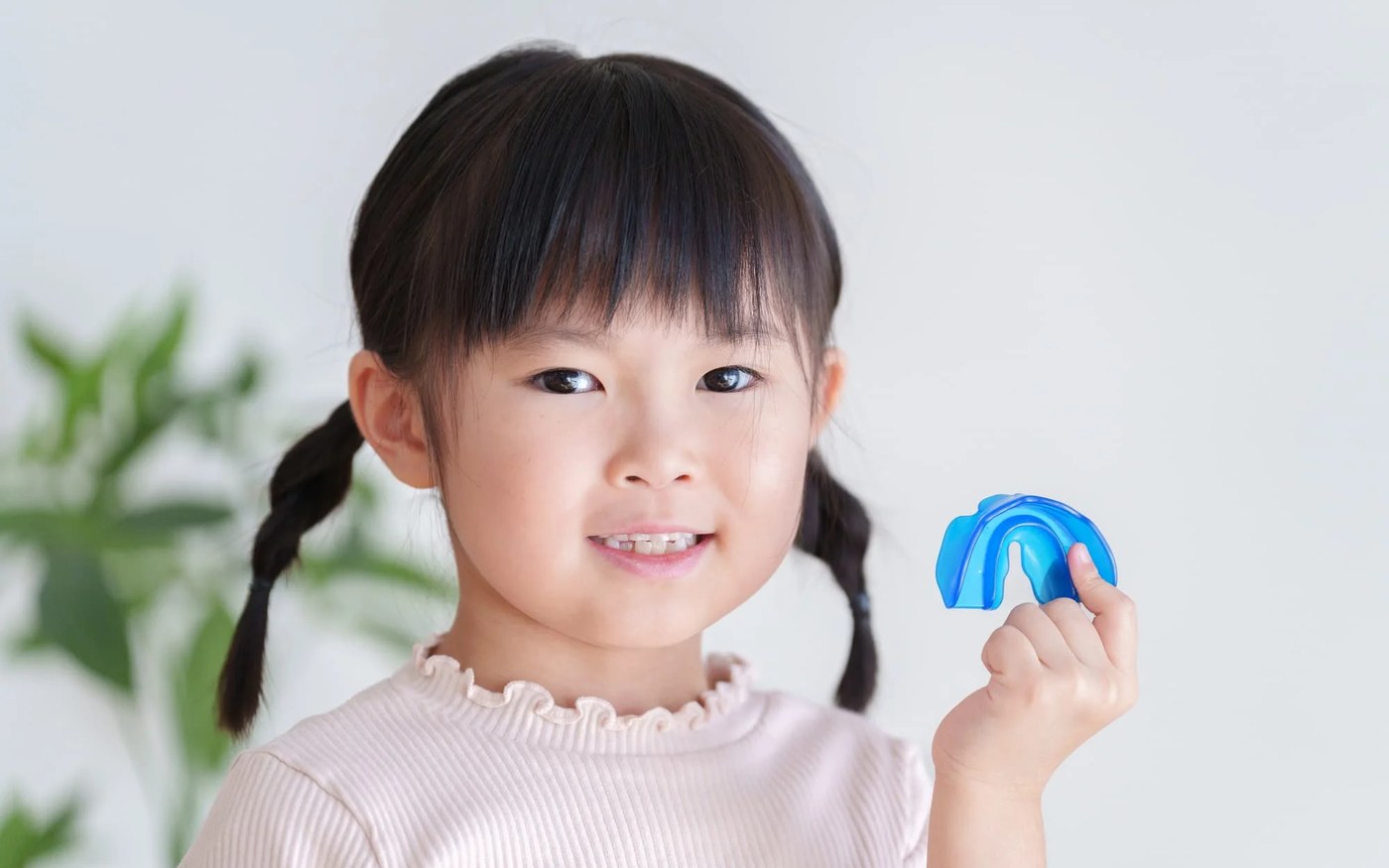 プレオルソ型の装置を手に持つお子さまのイメージ