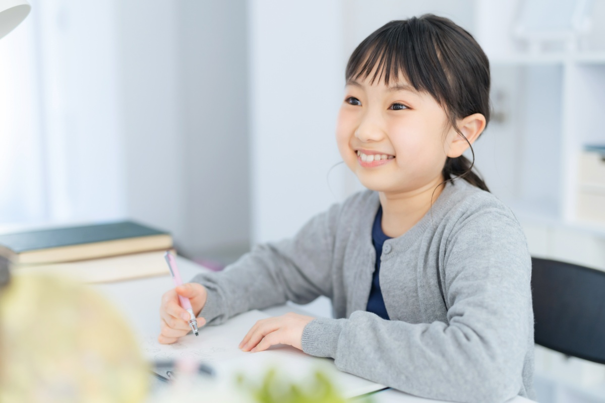 笑顔で勉強する子ども
