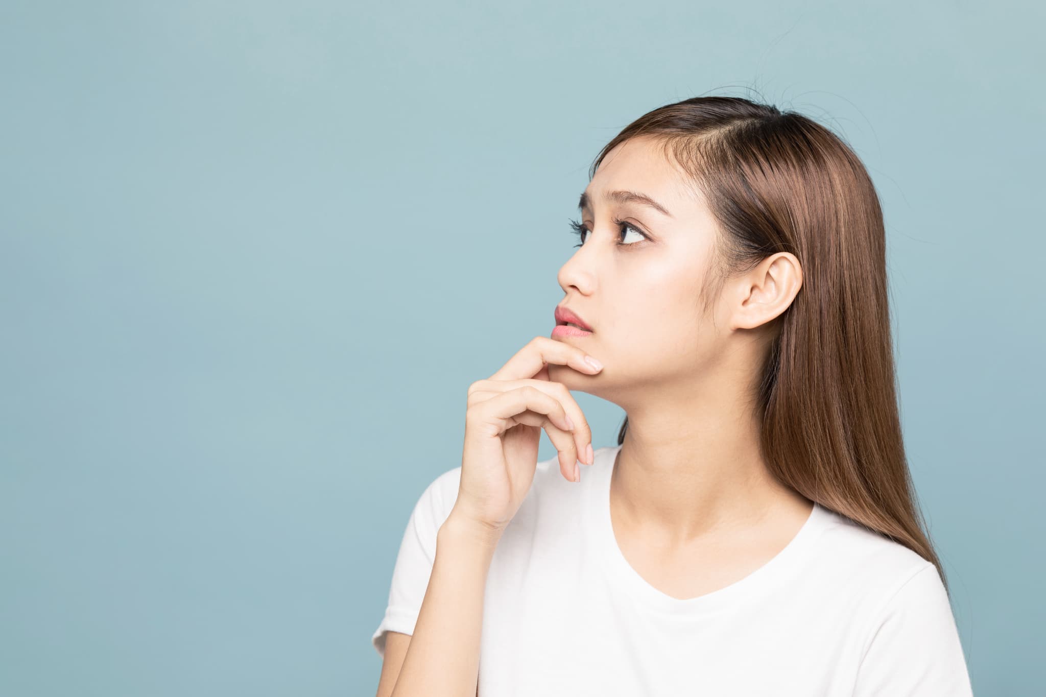 歯列矯正の治療にはどのくらい期間がかかるのか考える女性